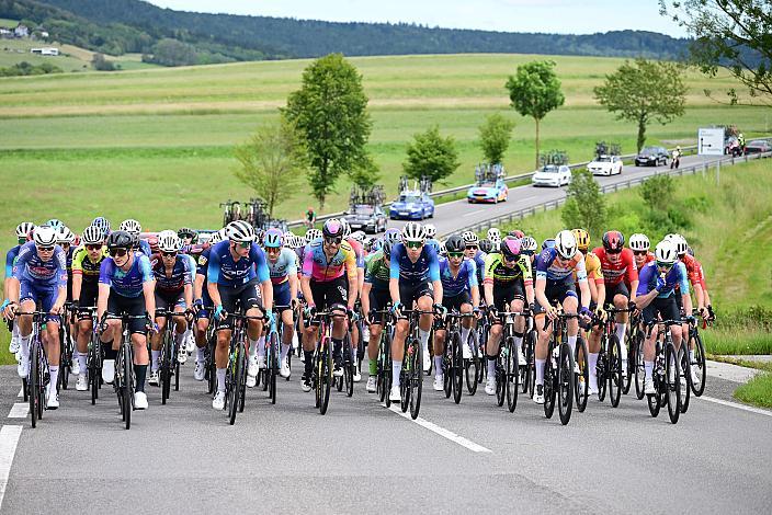 Das Peloton auf der 2. Etappe unterwegs von , Wels nach Aigen - Schlägl, 14. Int. Raiffeisen OÖ-Radrundfahrt UCI Kat. 2.2