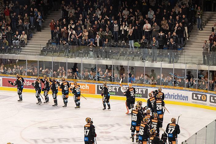 v.l. Das Team der Steinbach Black Wings Linz und Graham Knott (Steinbach Black Wings Linz) und Martin Schumnig (Steinbach Black Wings Linz) feiern das Tor in Overtime zum Gleichstand in der Play-OffSerie, Steinbach Black Wings Linz vs HCB Südtirol Alperia, Viertelfinale, 6. Runde ICE Hockey League, Linz AG Eisarena