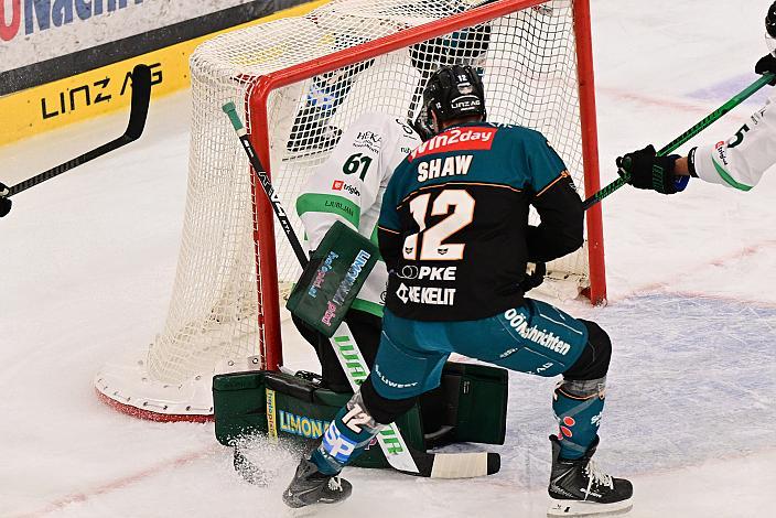 Brady Shaw (Steinbach Black Wings Linz) vor Tormann Lukas Horak (HK Olimpija Ljubljana), 3. Runde ICE, Steinbach Black Wings Linz vs Olimpija Ljubljana, Linz AG Eisarena 