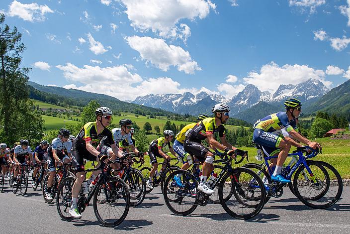 Antoine Debons (SUI, Team Vorarlberg), Colin Chris Stüssi (SUI, Team Vorarlberg) Das Feld im Stodertal 3. Etappe Traun - Hinterstoder, Int. Raiffeisen Oberösterreich Rundfahrt UCI Kat. 2.2