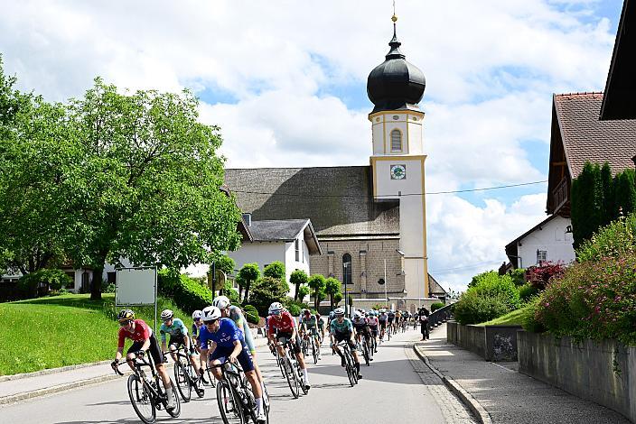 Das Peloton unterwegs im Innviertel, 2. Etappe Eferding - Reichersberg, Oberösterreich Rundfahrt