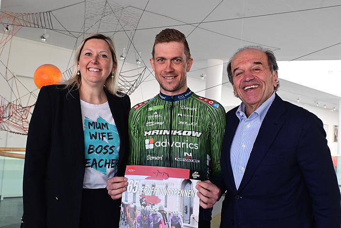 v.l. Bürgermeisterin Dr. Sabine Naderer-Jelinek, Leonding, Riccardo Zoidl (AUT, Hrinkow Advarics), Paul Resch (Präsident LRV Oberösterreich), Pressekonferenz zum 65. Rad Saison Eroeffnungsrennen Leonding