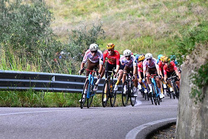 Das Peleton in der Abfahrt vom Anstieg La Rosina bei Marostica, Jordan Labrosse (FRA, AG2R Citroen Team), 3rd Veneto Classic UCI 1.1 Pro Bassano del Grappa