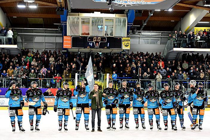 Das Team der Steinbach Black Wings Linz feiern den Heimsieg über die Innsbrucker, 33. Runde ICE, Steinbach Black Wings Linz vs HC Innsbruck, Linz AG Eisarena