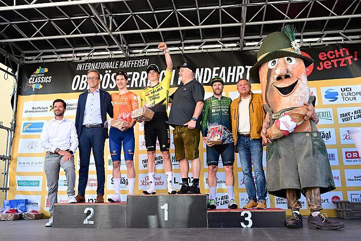 2. Platz Reuben Page Brown (AUS, Team Brennan), Sieger Henry Hobbs (GBR, Team Visma - Lease a Bike Development Team), 3. Platz Filippo Fortin (ITA, Hrinkow Advarics), Zieleinfahrt in Reichersberg 2. Etappe Eferding - Reichersberg, Oberösterreich Rundfahrt