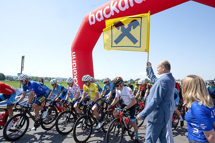 Das Peleton am Start bei der Fa. Stöcker in Eferding 1. Etappe Eferding - Geinberg, Int. Raiffeisen Oberösterreich Rundfahrt UCI Kat. 2.2