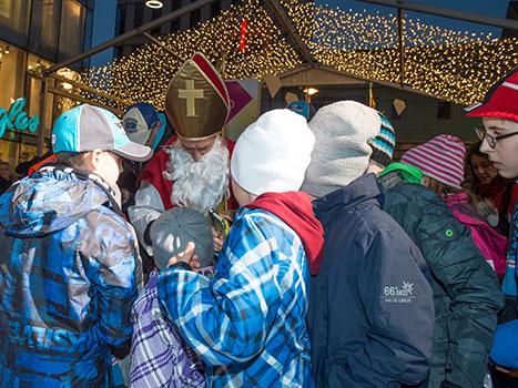 Der Nikolaus beim Adventsingen der Liwest Black Wings Linz  am Martin Lutherplatz in Linz.