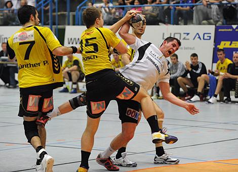  HLA, Semifinale, HC Linz AG vs A1 Bregenz Handball, Michal Hradil Linz beim Wurf, geblockt.