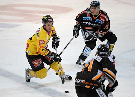 Robert Lukas Liwest Black Wings Linz in der Verteidigung gegen Rafael Rotter EV Vienna Capitals