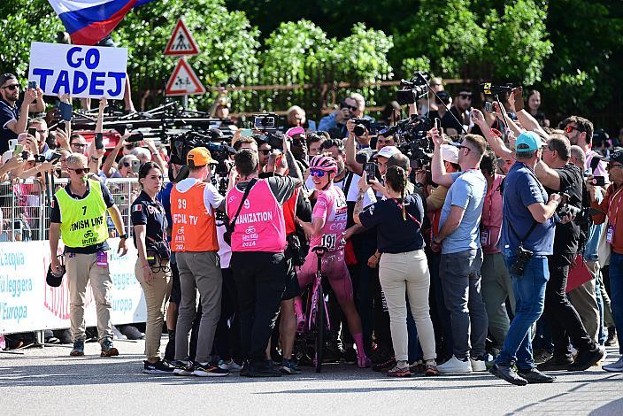 Tadej Pogacar (SLO, UAE Team Emirates) im Rosa Terikot des Gesamtführenden des 107. Giro d Italia, Stage 20, Alpago - Bassano del Grappa, km 184