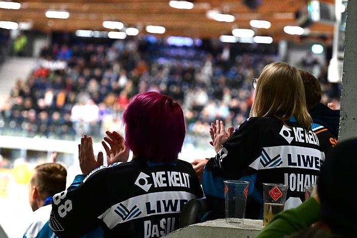  Fans der Steinblach Black Wings Win2Day ICE Hockey League,  Steinbach Black Wings Linz vs Spusu Vienna Capitals,  Linz AG Eisarena 