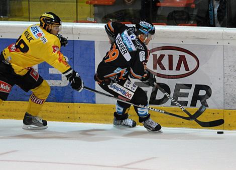 Rob Shearer, Liwest Black Wings Linz verfolgt von Ales Kranjc., Vienna Capitals.