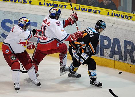 Daniel Oberkofler, Liwest Black Wings Linz ueberspielt 2 Salzburger.