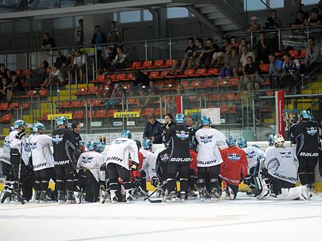Trainer Rob Daum, leitet das erste Training der Linzer, Liwest Black Wings 2012/2013