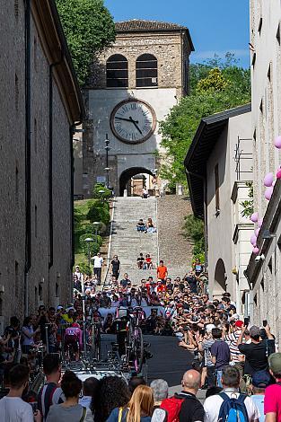 Tadej Pogacar (SLO, UAE Team Emirates) im Rosa Trikot in Castiglione delle Stiviere