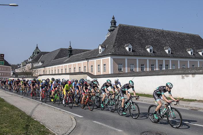 Das Feld der Junioren vor dem Stift Wilhering 59. Rad SaisonerÃ¶ffnungsrennen Leonding, Rad Bundesliga 2019