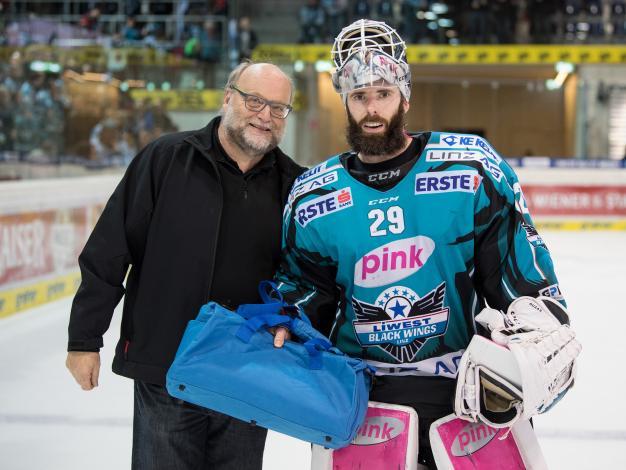Spieler des Abends Tormann Michael Ouzas (EHC Liwest Black Wings Linz)  EHC Liwest Black Wings Linz vs HCB Suedtirol Alperia 3. Viertelfinale