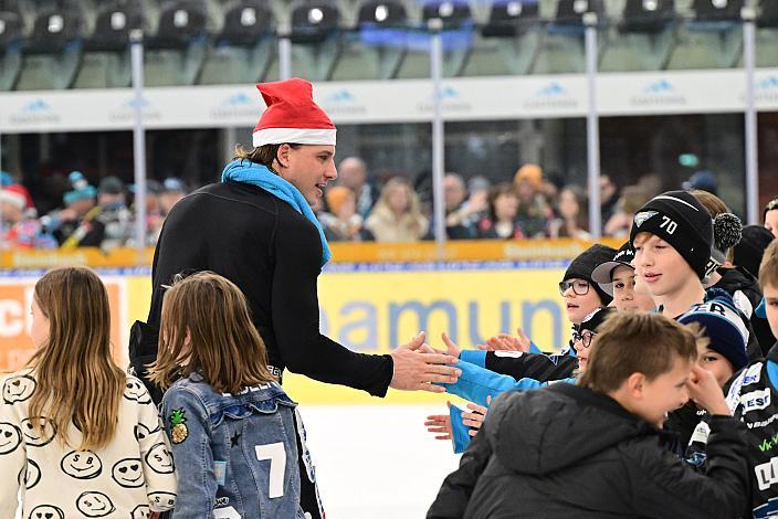 Brian Lebler (Steinbach Black Wings Linz) mit jungen Fans, Steinbach Black Wings Linz vs Hydro Fehervar AV19, Weihnachtstrikot ICE Eishockey Liga, Linz AG Eisarena