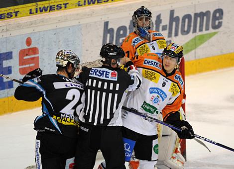 Andreas Reisinger Liwest Black Wings Linz vs. Matthias Iberer Moser Medical Graz 99ers