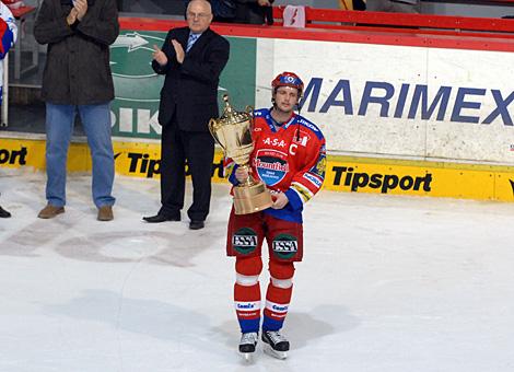 #20 Petr Sailer, Stuermer, HC Mountfield Budweis mit dem Pokal fuer den Sieger des Grunddurchgangs.