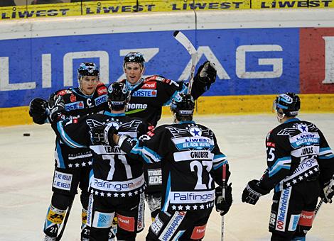 Gregor Baumgartner, Liwest Black Wings Linz trifft zum 2 zu 0. Die Linie feiert die Fuehrung.