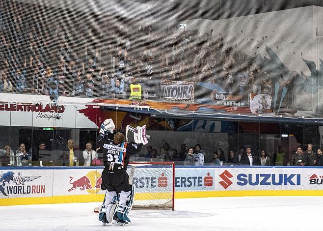 Tormann David Kickert (EHC Liwest Black Wings Linz) feiert den 5 zu 4 Overtime Sieg,  Red Bull Salzburg vs EHC Liwest Black Wings Linz 