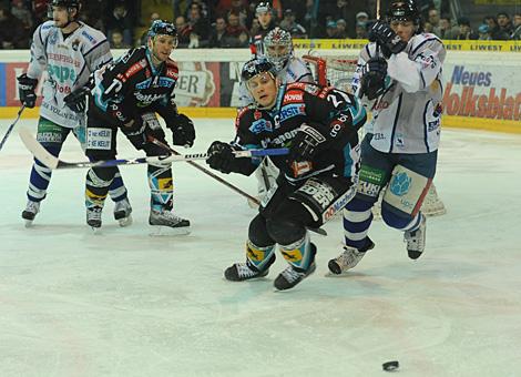 #21 Philipp Lukas, Stuermer, EHC Liwest Black Wings Linz vor dem Tor der Ungarn, gehuetet von der #1 Zolza Hetenyi, Alba Volan Szekesfehervar.