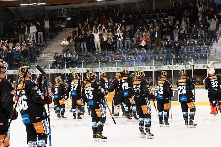 Die Black Wings feiern den Heimsieg, Steinbach Black Wings Linz vs EC iDM Wärmepumpen VSV, 1. Runde, Steinbach Black Wings Linz, Linz AG Eisarena 