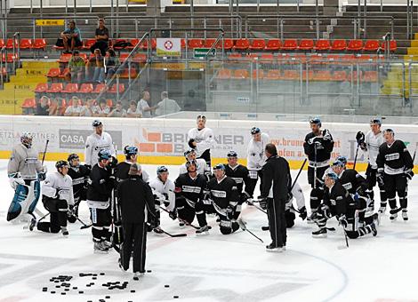 Trainer Kim Collins leitet das erste Eistraining.