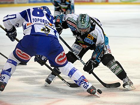 Rob Hisey, Linz und Shayne Toporowski, VSV, EHC Liwest Black Wings Linz vs. EC Rekord Fenster VSV