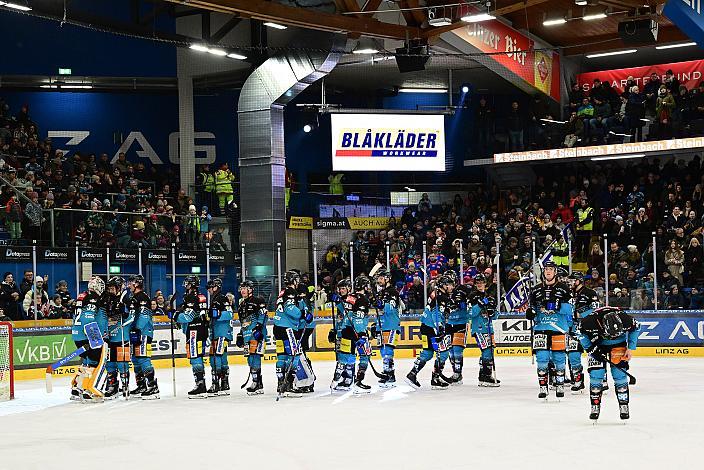 Das Team der Steinbach Black Wings Linz feiern den Heimsieg über die Innsbrucker, 33. Runde ICE, Steinbach Black Wings Linz vs HC Innsbruck, Linz AG Eisarena 