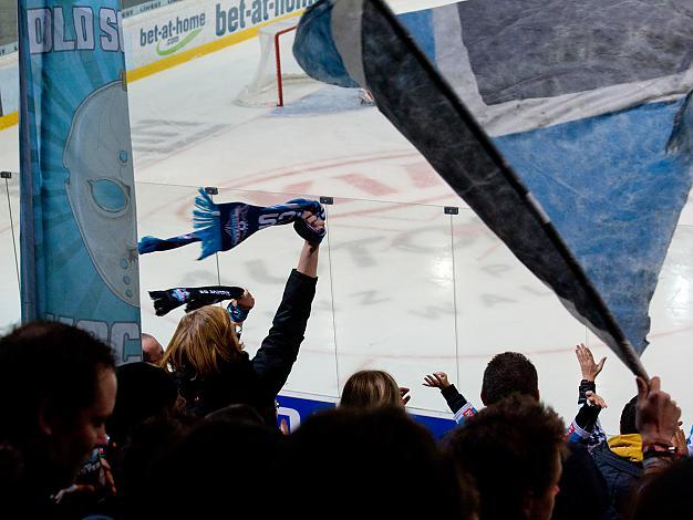 Die Linzer Fans feiern, EHC Liwest Black Wings Linz vs EC KAC