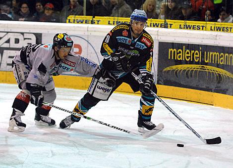 #10 Kent Salfi, Liwest Black Wings Linz, bedraengt von der #70 Tommy Jakobsen, Verteidiger, Graz 99ers.