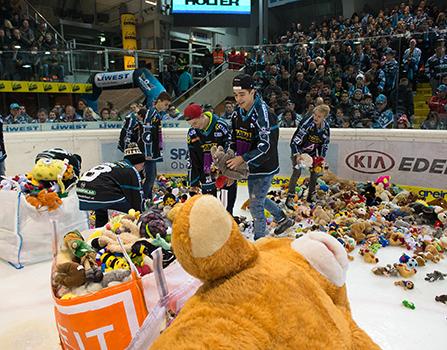 Teddy Bear Toss, EHC Liwest Black Wings Linz vs HC TWK Innsbruck  Die Haie