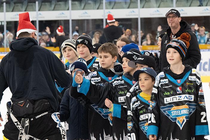 Junge Fans Steinbach Black Wings Linz vs Hydro Fehervar AV19, Weihnachtstrikot ICE Eishockey Liga, Linz AG Eisarena
