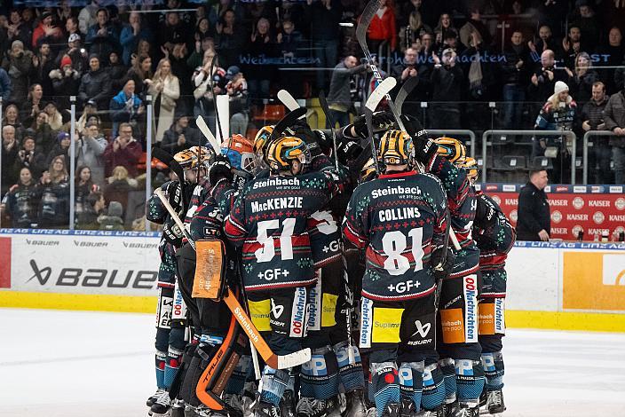 Die Steinbach Black Wings Linz feiern das Tor zum 3 zu 2 und zum Sieg, Steinbach Black Wings Linz vs Hydro Fehervar AV19, Weihnachtstrikot ICE Eishockey Liga, Linz AG Eisarena