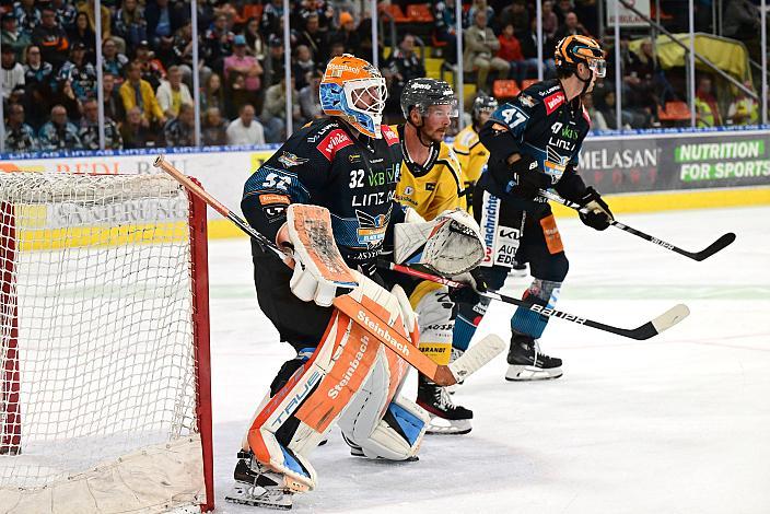 Tormann Rasmus Tirronen (Steinbach Black Wings Linz), Zachery Sill (HC Pustertal Wölfe)Steinbach Black Wings Linz vs HC Pustertal Woelfe, 4. Runde ICE Eishockey Liga, Linz AG Eisarena