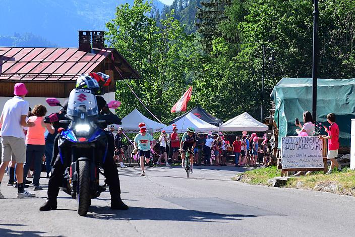 Fans an der Strasse, Gregor Mühlberger (AUT, Decathlon CMA CGM Team) 19 Etappe. Feltre  -  Alleghe (Piani di Pezze)   (151km) 109. Giro d Italia