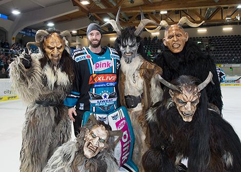 Tormann Michael Ouzas (EHC Liwest Black Wings Linz) mit Perchten  EHC Liwest Black Wings Linz vs KHL Medvescak Zagreb