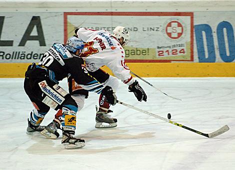 #30 Christian Perthaler, Stuermer, EHC Liwest Black Wings Linz im Duell mit der #91 Tomi Hafner, HK Acroni Jesenice.