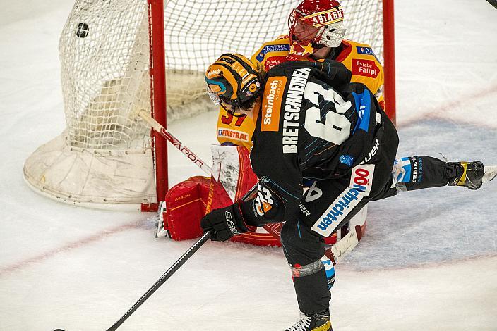 Niklas Bretschneider (Steinbach Black Wings Linz) trifft gegen Tormann Justin Fazio (Migross Supermercati Asiago Hockey 1935)Steinbach Black Wings Linz vs Migross Supermercati Asiago Hockey 1935, 14. Runde ICE Hockey League, Steinbach Black Wings Linz, Linz AG Eisarena 