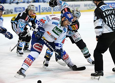 Daniel Oberkofler und Martin Mairitsch Liwest Black Wings Linz vs. Derek Damon EC Rekord Fenster VSV