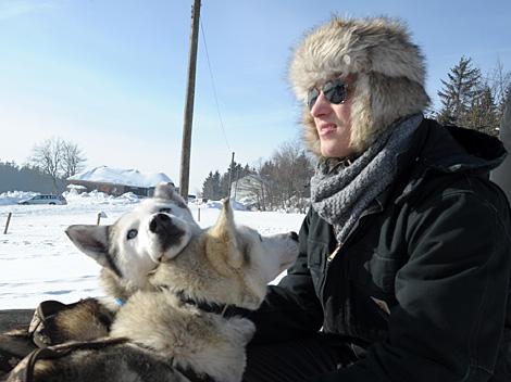 Brian Lebler mit Huskys, EHC Liwest Black Wings Linz zu Gast auf der Mountain Wulf Farm