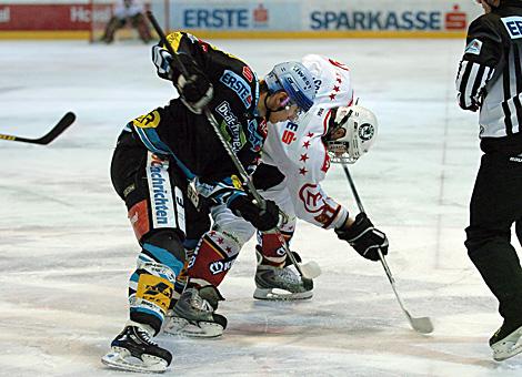 #91 Tomi Hafner, HK Acroni Jesenice und die #74 Daniel Oberkofler, EHC Liwest Black Wings beim Bully.