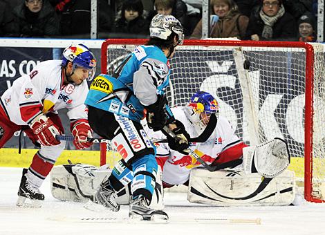 Justin Keller, Linz bezwingt Tormann Reinhard Divis, Salzburg zum 1 zu 2 Anschlusstreffer, Liwest Black Wings Linz vs. EC Red Bull Salzburg