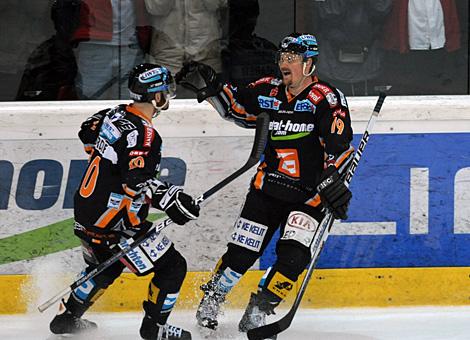 Rob Shearer und Brad Purdie Liwest Black Wings Linz jubeln EC Red Bull Salzburg