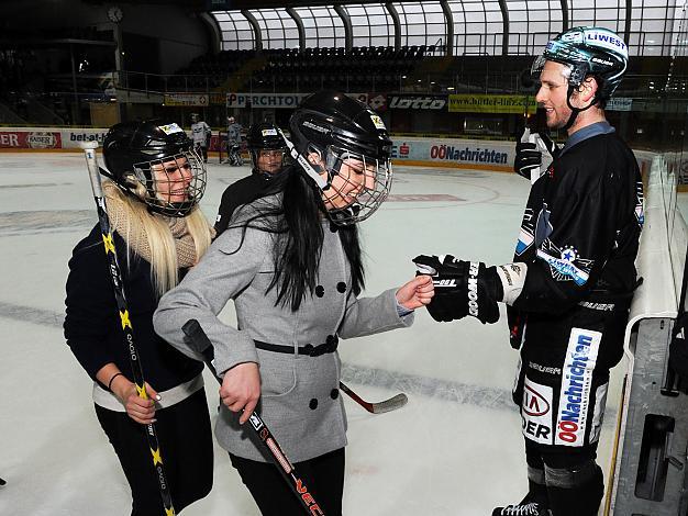 Die Preistraeger des Liwest Black Wings Linz Gewinnspiels beim Training mit Alex Westlund, Philipp Lukas, Gregor Baumgartner, Gregor Baumgartner