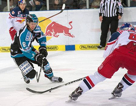 Stefan Gaffal (EHC Liwest Black Wings Linz) und Zdenek Kutlak (EC Red Bull Salzburg), EC Red Bull Salzburg vs EHC Liwest Black Wings Linz 