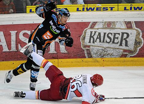 Matthias Iberer, Liwest Black Wings Linz schickt die #36 David Slivnik, HK Acroni Jesenice aud das Eis.