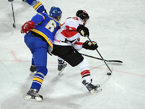 #17 Michael Grabner, AUT und #6 Yevgen Yemelyanenko, Ukraine, Team Austria. Oesterreich und Team Ukraine